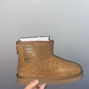 WOMENS CLASSIC MINI UGG RUBBER LOGO SIZE USA 6: